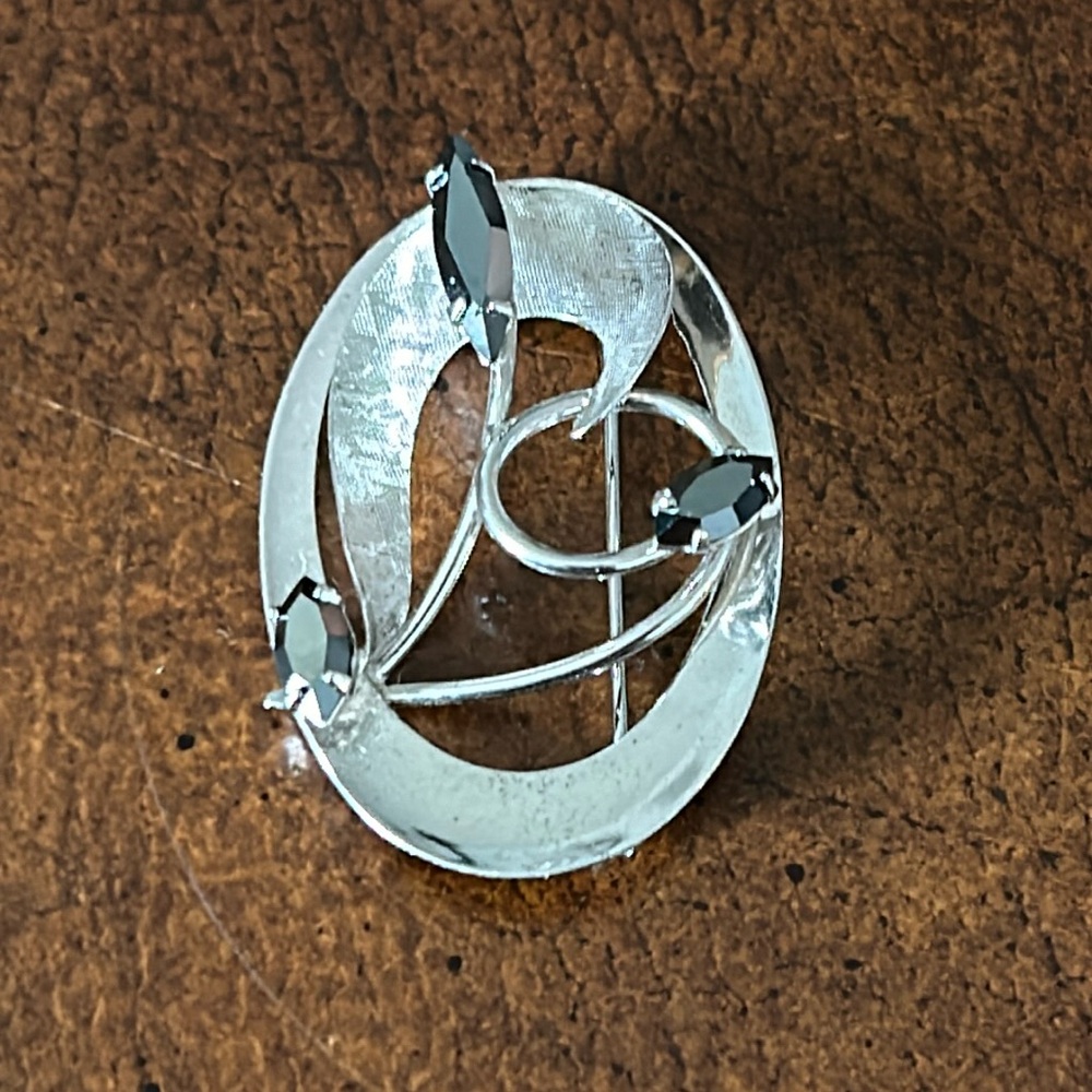 Beautiful brooche signed rainbow sterling silver with black hematites